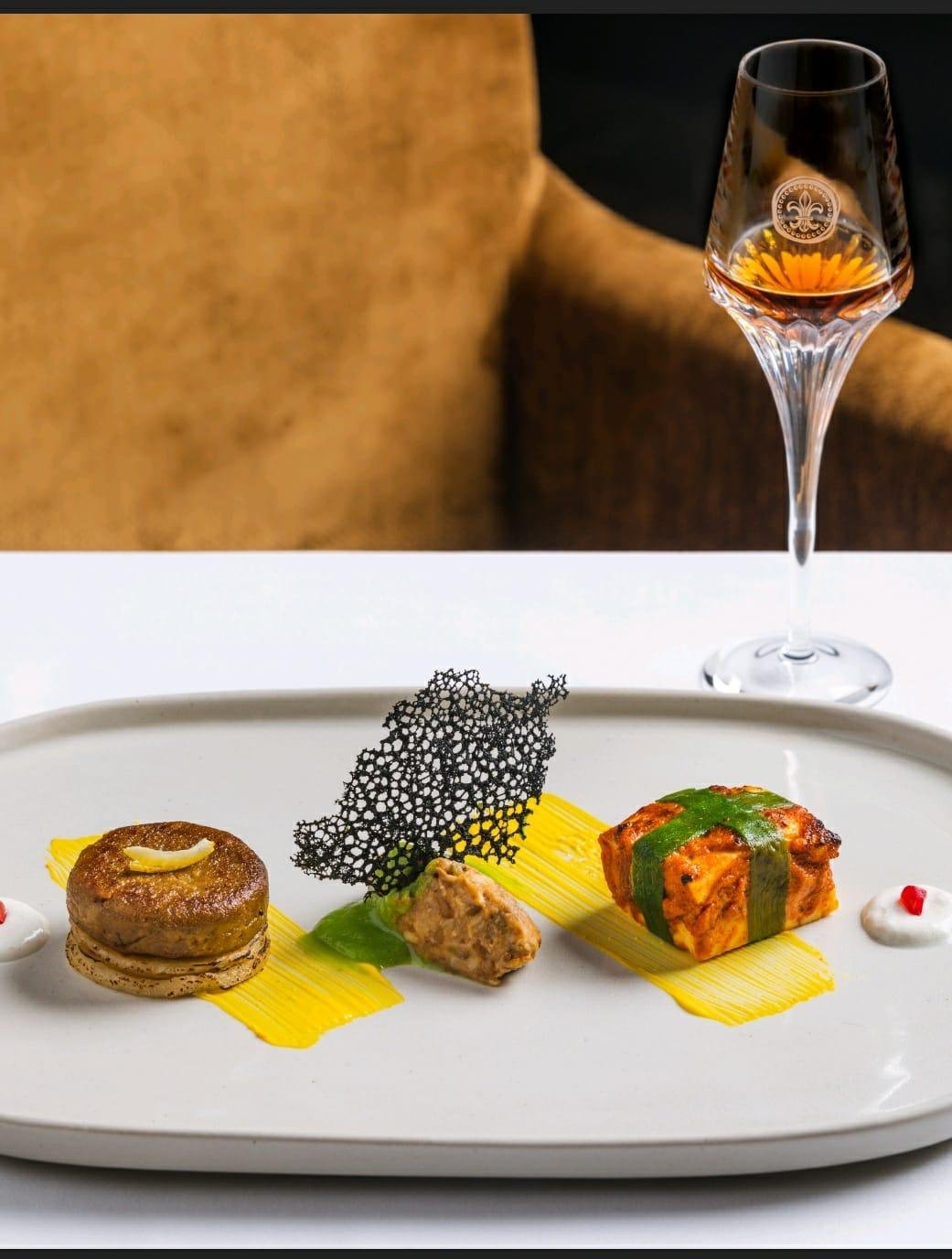 Three-part Indian starter with a glass of Louis XIII
